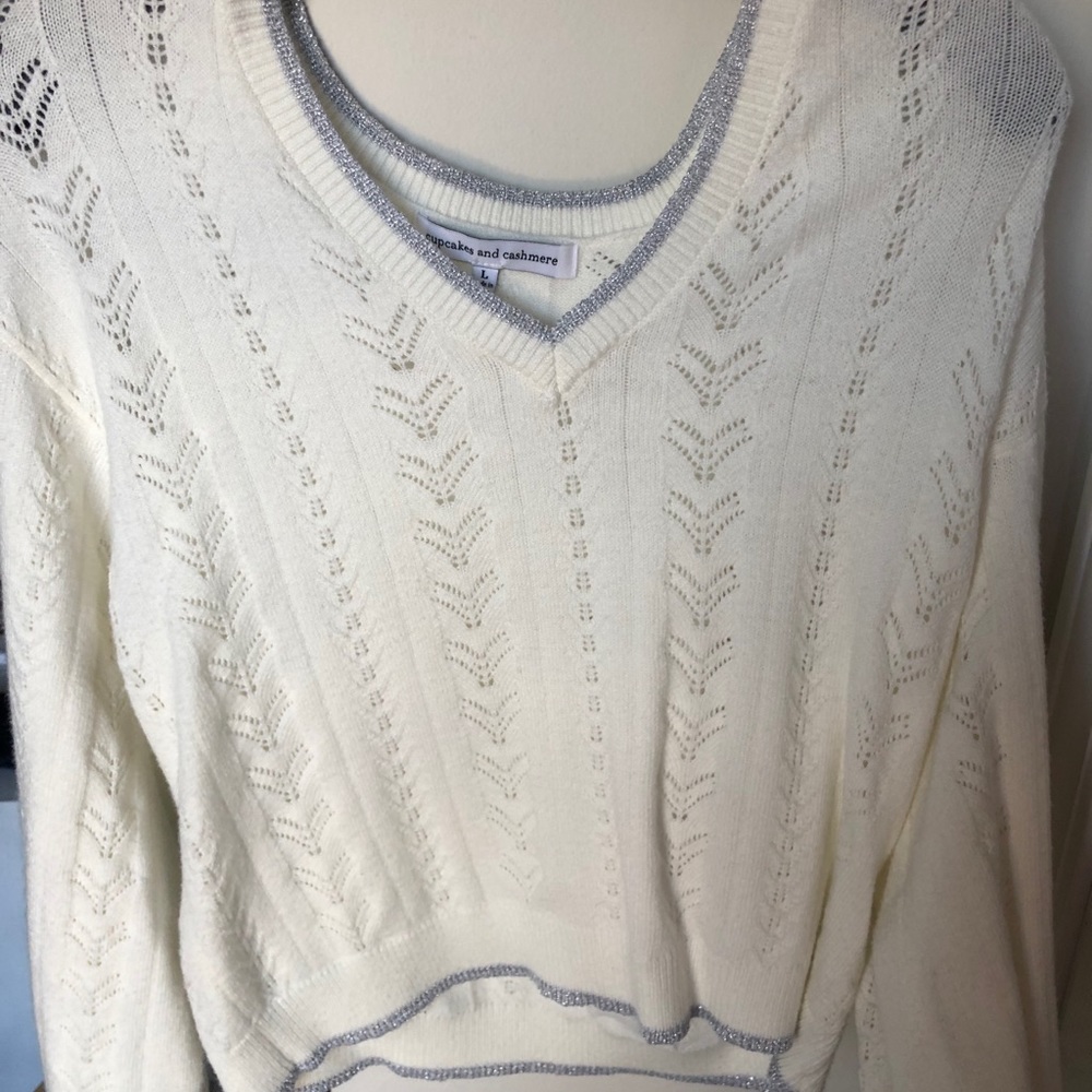 Cableknit v-neck sweater with silver neckline